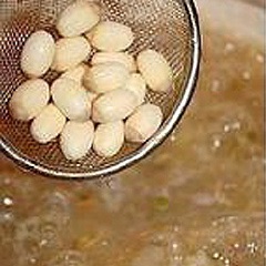 Tiếp đến cho hạt sen và nấm tuyết vào, đậy nắp, nấu thêm 20 phút nữa.