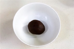 Rây vào tô bơ gồm: 100g bột mì, 10g bột cà phê hòa tan và 10g bột ca cao và trộn với phới dẹp. Sau đó, dùng tay nhào bột thành khối bột mịn.