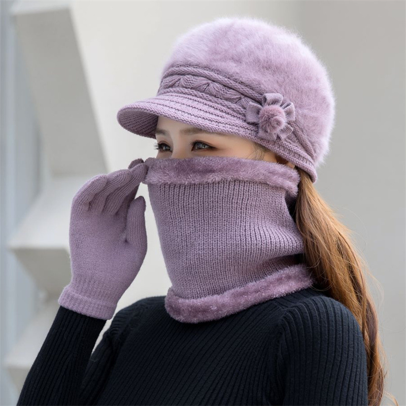 Women's knitted beanie, warm and fashionable