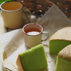 Vậy là chúng ta đã hoàn thành xong chiếc bánh bông lan lá dứa thơm lừng, mềm xốp ngon này rồi. Chúc bạn ngon miệng nha!