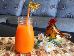 Cho nước ép cà rốt, nước ép thơm, nước cốt chanh tươi cùng mật ong, thêm ít đá viên vào bình lắc, đậy kín bình lắc đều. Sau đó cho hỗn hợp nước ép ra ly và thưởng thức. Nước ép thơm cà rốt mát lạnh không chỉ giải khát hiệu quả mà còn cung cấp nhiều vitamin A, C, ... và nhiều khoáng chất cho cơ thể. Hãy uống 1 ly nước ép mỗi ngày để được mạnh khỏe dài lâu.