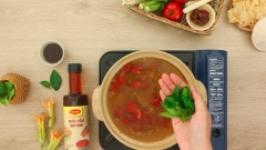 Để có một nồi nước dùng ngon và đậm đà thì bạn cần đập dập 10gr sả, 10gr riềng và thêm 5gr ớt, 5gr lá chanh đã bỏ gân cho vào nồi nước dùng cua nấu sôi 5 phút. Tips: Bạn nhớ bỏ gân sẽ giúp bỏ vị đắng của lá chanh nhé!