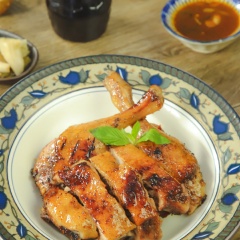 Đùi vịt được nướng chín thơm phức với lớp vỏ ngoài nâu vàng óng ánh, thịt vịt phía trong mềm ẩm đậm đà không còn hôi mùi hôi đặc trưng nữa. Món vịt nướng này ăn với xôi hay cơm đều rất hợp, thêm chút dưa cải chua và rau thơm để bổ sung hương vị là bạn đã có một bữa ăn ngon lành bất ngờ.
