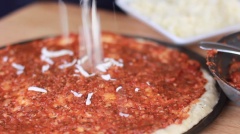 Cắt nhỏ trái ô liu, ớt chuông. Thái lát xúc xích pepperoni. Bào nhỏ phô mai. Phết đều sốt cà chua đã nấu lên trên bánh pizza rồi rải đều các nguyên liệu topping và phô mai lên trên. Đem nướng bánh pizza ở 218 độ C (425 độ F) trong khoảng 12 phút.