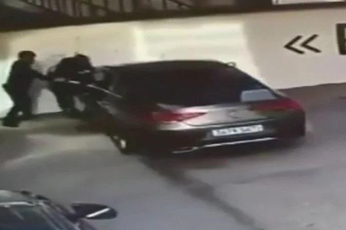 Đạp nhầm chân ga, nữ khách lái thử Mercedes tông nhân viên dính tường - Tạp chí Doanh Nghiệp Việt Nam