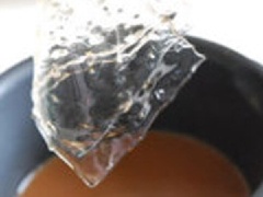 Sau đó, các bạn cho gelatine vào hỗn hợp vừa pha. Đổ hỗn hợp nước vào cốc nghen!