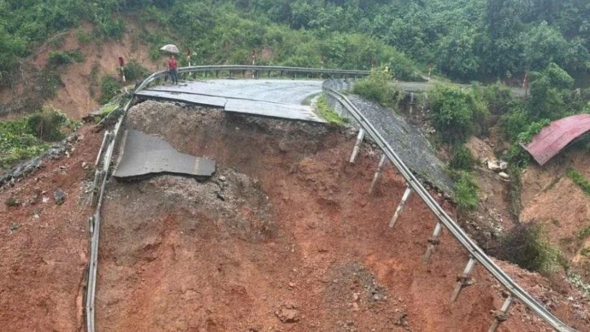 Khẩn trương khắc phục sạt lở, sớm thông tuyến giao thông tây bắc - Báo Nhân Dân