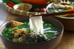 Món bánh canh hẹ dùng nóng là tuyệt vời nhất. Khi ăn, bạn có thể vắt thêm chút chanh cho tô bánh canh được tròn vị. Người thích ăn cay thì hãy cho thêm chút ớt xay nhuyễn. Cùng vào bếp với Cooky và chiêu đãi cả gia đình với món bánh canh hẹ hấp dẫn này nhé!