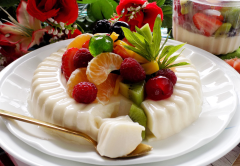 Trái cây rửa sạch, gọt vỏ, cắt miếng vừa ăn. Khi ăn úp pudding sữa chua ra đĩa, cho trái cây lên trên là hoàn tất.