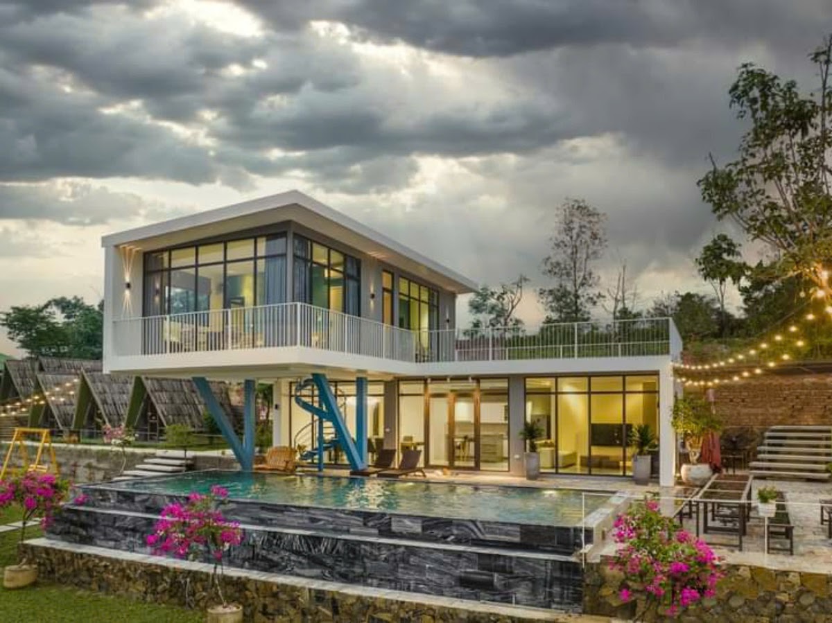 Villa kính hai tầng và bể bơi tràn bờ tại Chill Garden, Yên Bài, Ba Vì