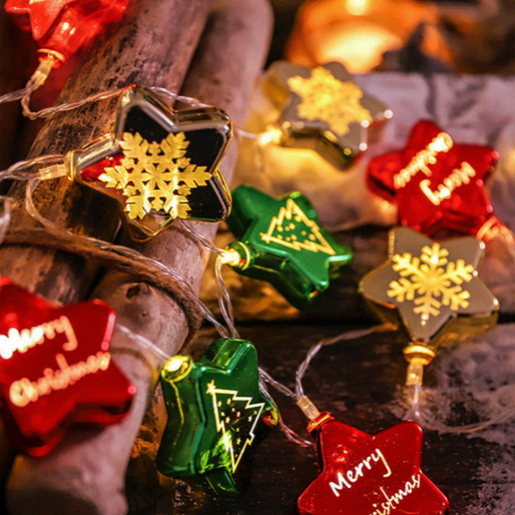LED-Lichterkette mit Weihnachtsornamenten