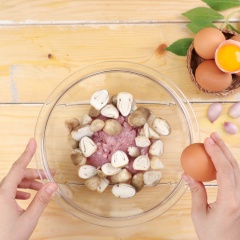 Cho vào tô 200gr thịt heo xay, 100gr nấm rơm cắt đôi, 4 quả trứng gà, 10gr hành tím băm, 10gr hành lá cắt khúc, 1/2 muỗng cà phê tiêu, 1 muỗng canh hạt nêm, 1 muỗng canh nước mắm, 1 muỗng canh đường rồi trộn đều hỗn hợp.