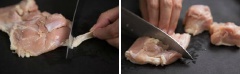 Thịt gà lọc bỏ phần mỡ và da còn thừa, thái miếng dài khoảng 4cm. Gừng rửa sạch, gọt vỏ, bào nhỏ. Hành lá, ngò rí rửa sạch, bỏ rễ, thái nhỏ, để riêng. Trong một chiếc bát nhỏ, cho rượu sake, nước tương, gừng bào nhỏ và thịt gà vào trộn đều, cho vào ngăn mát tủ lạnh ướp khoảng 30 phút.