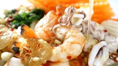 Ngó sen mua về rửa sạch, cắt khúc rồi cho vào ngâm cùng với nước muối pha giấm để ngó sen được trắng. Cho vào tô lớn 150gr ngó sen đã vắt ráo nước, 50gr cà rốt cắt sợi, 10gr rau răm băm nhuyễn và hải sản đã luộc vào trộn đều cùng nước sốt chanh muối. Vậy là ta đã có một món gỏi hải sản chanh muối chua ngọt hấp dẫn rồi.