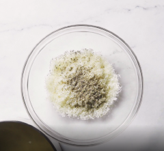 Bào nhỏ phô mai pecorino và cho 2/3 lượng phô mai vào tô. Cho tiêu vào tô phô mai rồi trộn đều. Sau đó ta bắt đầu luộc mì Ý: Cho khoảng 2 lít nước, 2 muỗng canh muối, vài muỗng cà phê dầu ăn vào nồi và đun sôi. Thả mì Ý vào luộc theo thời gian và hướng dẫn sử dụng trên bao bì (khoảng 8 phút). Dùng kẹp đảo thường xuyên để mì Ý không bị dính và không bị nát.