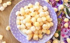 Cho mứt hạt sen ra đĩa, để nguội và thưởng thức. Bạn có thể bảo quản mứt hạt sen trong túi nilon dùng dần. Cách làm mứt sen này dễ ẹc hà, Tết làm cho gia đình, ăn mạnh miệng mà không sợ mang hóa chất vào người.