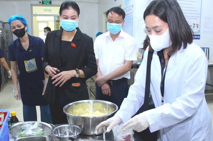 Đảm bảo bữa ăn an toàn trong trường học - Đài Phát thanh và truyền hình Hà Nội