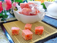 Nếu muốn làm quà biếu và cho kẹo đậu phộng dẻo đẹp hơn, bạn có thể gói vào giấy bóng kính. Kẹo đậu phộng dẻo thơm ngon, ngọt béo nhâm nhi cực thích. Nguyên liệu làm kẹo dễ tìm lại rẻ. Có thể tự làm ngay tại nhà vừa tiết kiệm, vừa an toàn thực phẩm.