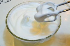 Cho vào tô lớn gồm: Lòng trắng trứng gà, 60g đường, 1/2 muỗng cà phê nước cốt chanh và 1/4 muỗng cà phê muối. Dùng máy đánh trứng đánh sao cho nhấc que đánh trứng lên lòng trắng kéo lên thành hình chóp hơi oặt xuống là được.