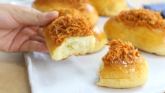 Từng miếng bánh mềm ngon, ăn kèm sốt dầu trứng béo ngậy và sợi chà bông mặn mặn rất hấp dẫn. Thêm 1 ly sữa nóng nữa là có ngay buổi sáng dinh dưỡng cho cả nhà rồi, cùng vào bếp làm ngay nhé.