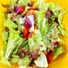 Cho lượng dầu giấm vừa đủ khẩu vị vào salad trộn đều.