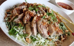 Bày món ăn ra đĩa và thưởng thức. Bạn có thể dùng món này trong bữa tiệc làm món khai vị nhé!