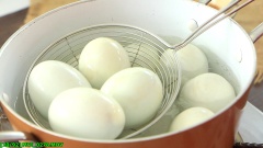 Gọt vỏ khoảng 400gr khoai môn, đem cắt khúc. Sau đó cho phần khoai đã cắt vào nồi hấp chín trong 30 phút đến khi khoai mềm dẻo là được. Luộc trứng vịt lộn, bóc vỏ và để ráo vào tô.