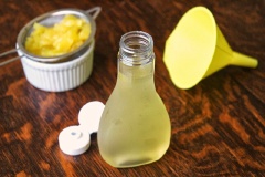 Nghiền hỗn hợp và chắt lấy nước. Các ấy chuẩn bị đá, máy xay đá. Xay nhuyễn đá ra thôi.