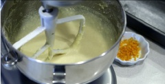 Cho bơ, đường trắng vào máy đánh trứng, đánh đều. Tiếp theo, cho bột mì, bột nở, trứng gà, sữa tươi vào cùng.