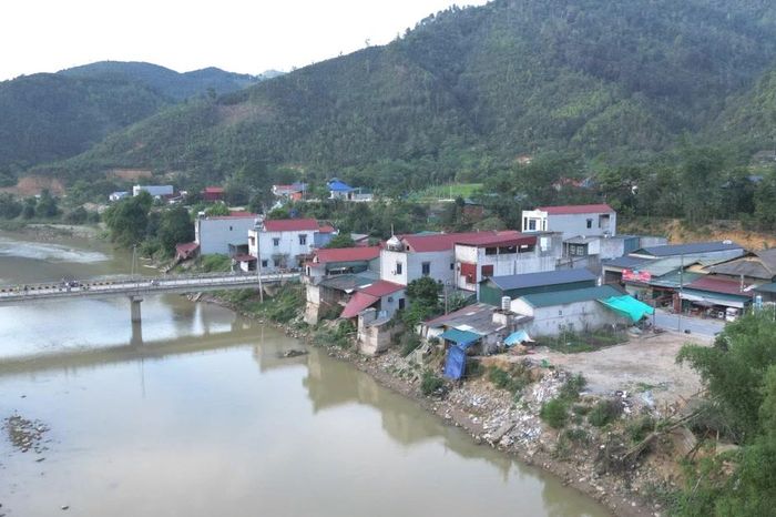 Nguy cơ sạt lở suối Ngòi Hút đe dọa 28 hộ dân thôn Làng Chạng - Báo Lào Cai