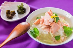 Chế trà xanh vào là hoàn thành tô Ochazuke ngon chuẩn vị rồi đó.