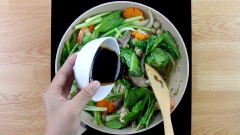 Lúc này khi các nguyên liệu lâu chín đã được cho vào hết, bạn mới cho cải ngọt cắt khúc vào. Khi cải vừa chín giòn thì chế hỗn hợp nước sốt đã chuẩn bị vào chảo, xào đều cho các nguyên liệu của mì xào giòn thấm gia vị.