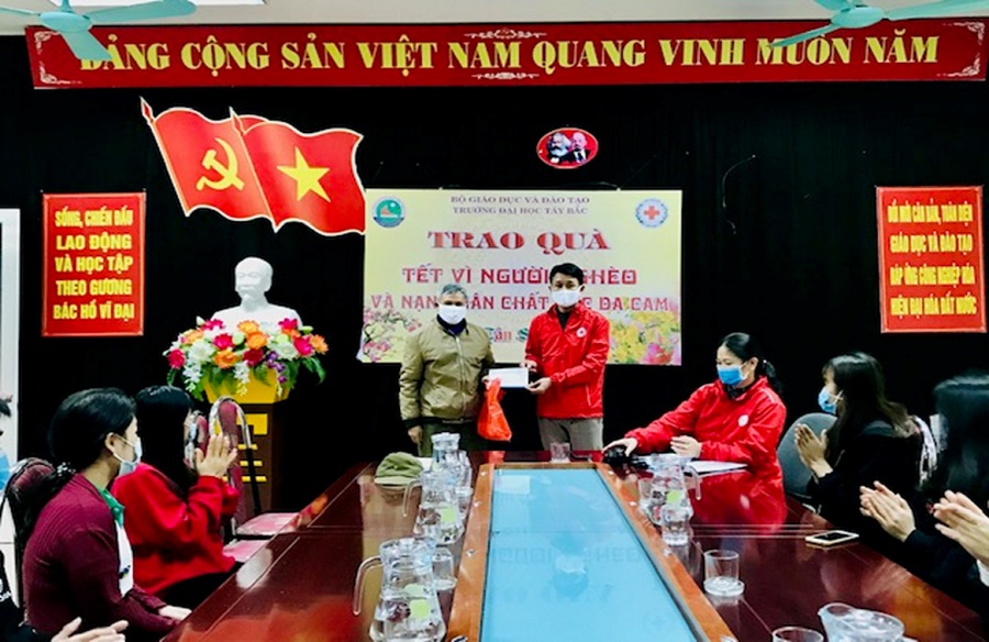 Trao quà  “Tết vì người nghèo và nạn nhân chất độc da cam - Xuân Tân Sửu 2021” Tại Trường Đại học Tây Bắc