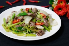 Cuối cùng bạn trút thịt bò đã xào chín tái vào cùng, đảo đều nguyên liệu là tắt bếp, xúc ra đĩa thưởng thức khi còn nóng.