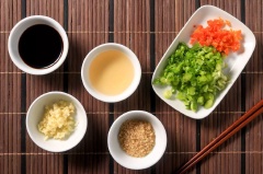 Hành lá rửa sạch băm nhuyễn. Ớt cũng bỏ hạt rồi làm tương tự. Trộn đều hắc xì dầu, nước cốt chanh cùng đường trong một cái bát cho tan đường, sau đó cho ớt băm (hoặc sa tế nếu thích), tỏi băm và hành lá băm vào trộn đều là hoàn thành.