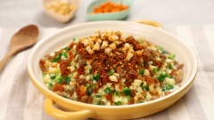 Bắp nếp xào mềm dẻo, thơm mùi bơ, kết hợp với thịt xào, tép xào mằn mặn, tóp mỡ giòn rụm, ăn kèm nước súp đậm đà, ngọt xương chắc chắn là một phiên bản mới mẻ của món bắp xào mà bạn nên thử.