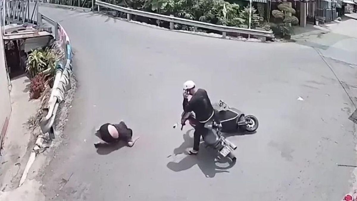 Clip vô cảm sau va chạm giao thông: Nam thanh niên vẫn ung dung nghe điện thoại mặc người bị ngã đang đau đớn - Chuyên trang Góc nhìn pháp lý - Tạp chí Người đưa tin