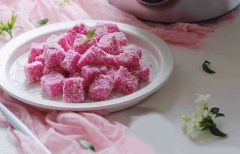 Cho bánh ra đĩa và thưởng thức. Ngày cuối tuần mưa gió thưởng thức miếng bánh thanh long vừa ngon vừa thơm ngọt thì còn gì bằng. Món bánh có sắc hồng tự nhiên trông đã thấy đẹp mắt, cách chế biến cũng rất đơn giản. Bánh thanh long ruột đỏ ăn là mê. Cùng khám phá công thức món bánh hấp dẫn này nhé!