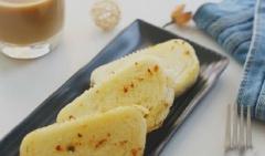 Cho bánh bao chiên bơ tỏi ra đĩa và thưởng thức ngay khi nóng.