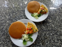 Thành phẩm: những chiếc bánh pankace xốp mềm, thơm ngon, ăn cùng trứng chiên béo bùi, giúp bữa sáng cả nhà thêm ăn ngon và hấp dẫn hơn.