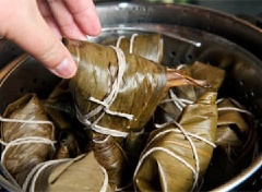 Cuối cùng, cho xôi vào xửng, hấp xôi trong khoảng 30 phút là có thể ăn được rồi. Cũng thể gói bằng lá sen nhé!