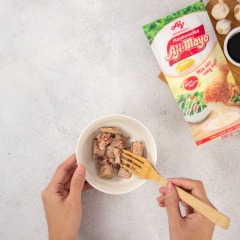 Cá ngừ ngâm dầu dùng nĩa đánh tơi, nêm ít hạt tiêu.