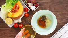 Pha sốt dầu giấm trộn salad gồm 5gr tỏi, 4 muỗng canh giấm, 2 muỗng canh dầu Olive, 2 muỗng canh mật ong, 1 muỗng cà phê tiêu, 1/2 muỗng cà phê muối.