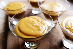 Chuẩn bị sẵn các thủy tinh, dùng muỗng múc pudding vào 2/3 ly. Trang trí thêm chút kem whipped lên trên pudding là có thể thưởng thức rồi nha. Pudding sẽ ngon hơn để lạnh.