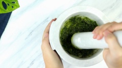Giã nát hỗn hợp 20gr tỏi, 20gr hành lá, 15gr đường, 5gr tiêu. Sau đó thêm vào 1 muỗng canh dầu ăn, 1 muỗng canh nước mắm rồi khuấy đều.
