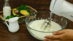 Cho whipping vào 1 chiếc tô lớn, đánh đều theo 1 chiều cho whipping bông lên, đến khi nhấc máy lên có thể thành chóp là ok rồi.