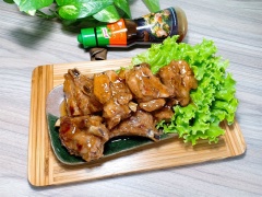 Món sườn non rim sốt me được hỗ trợ từ rượu Sake Nhật bản, đánh bay mùi hôi thường thấy ở động vật, tăng hương vị và làm món sườn mềm hơn. Kết hợp với Xốt nêm đậm đà thịt heo Knorr tiện dụng, hạn chế tối đa gia vị. Mang đến cho gia đình bạn những món ăn ngon và lành mạnh !!
