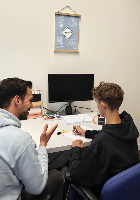 Studenten in studiebegeleiding