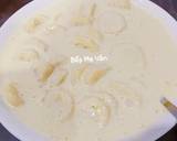 Cho 1 chén nước vào tô to, thêm bột sắn dây,xíu muối, đường, vani,2 muỗng cafe bột nghệ để bánh có màu vàng đẹp.Trộn đều hỗn hợp lên rồi sau đó đổ chuối vào hỗn hợp bột trộn cho hỗn hợp với chuối hòa trộn vào nhau.