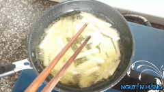 Dùng 1 ít giấy ăn hoặc khăn sạch lau khô tất cả khoai tây mà chúng ta đã chuẩn bị. Chuẩn bị 1 cái chảo dầu thật nhiều, bỏ khoai tây vào chiên vàng, để lửa vừa nhé các bạn, đảo đều kẻo khoai tây bị cháy nhé.